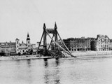 At the Pest side, the pylon and the riverside span were preserved